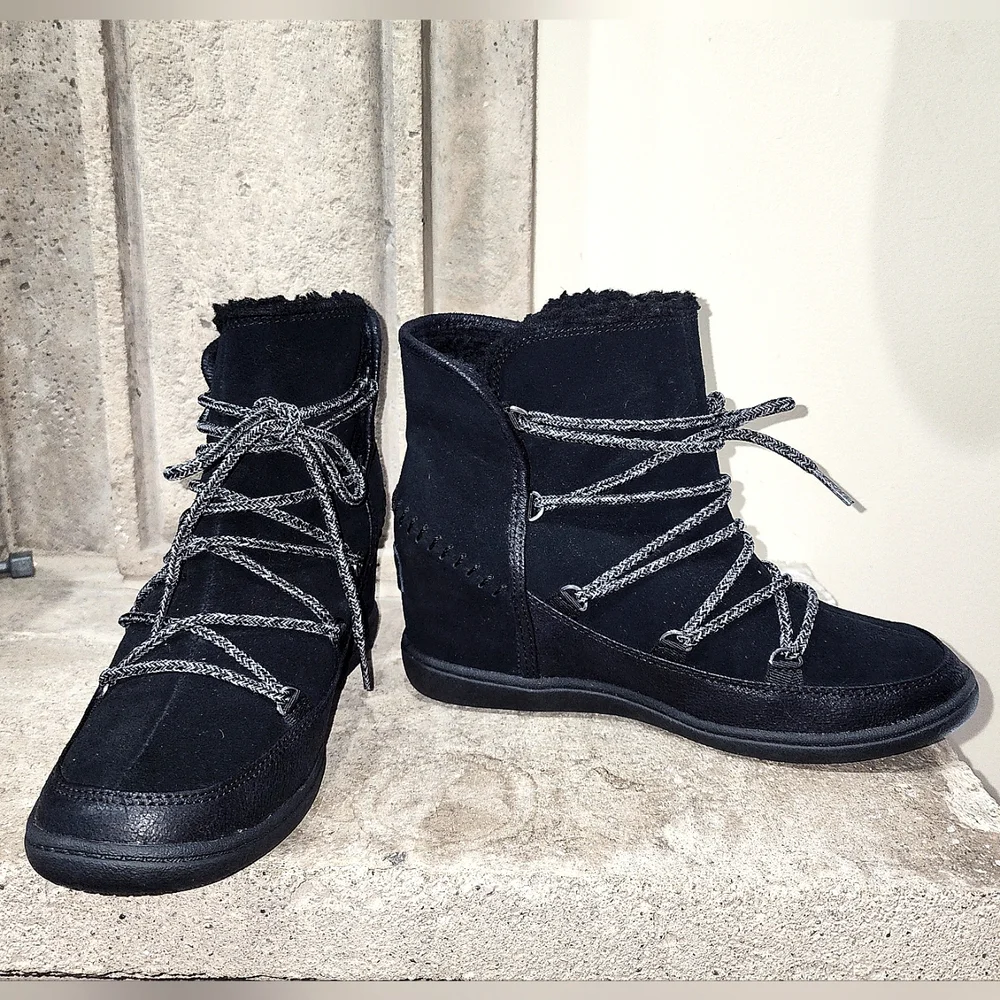 NWOB Skechers Plus 3 Trois Suede Lace-up Bootie Size 9